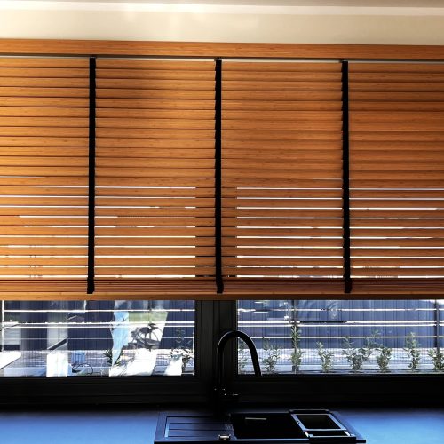 żaluzja bambusowa z czarnym dodatkiem
