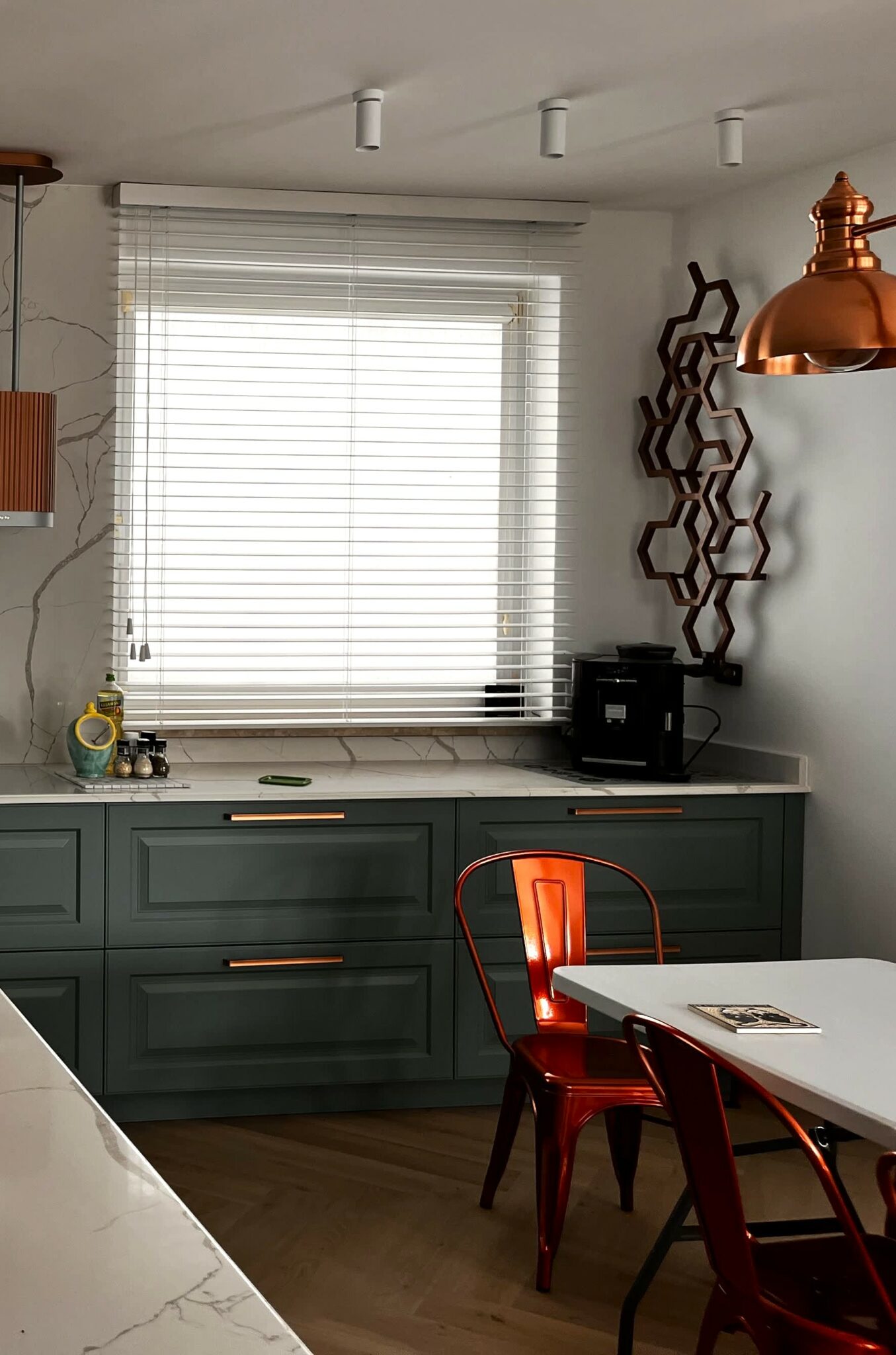 żaluzja drewniana biała w kuchni