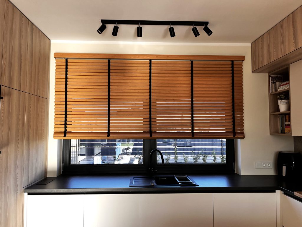żaluzja bambusowa z czarnym dodatkiem
