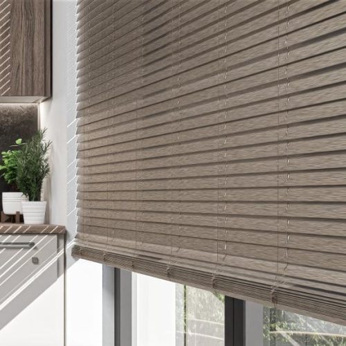 żaluzja drewniana w salonie