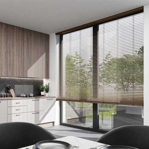 żaluzja drewniana w salonie
