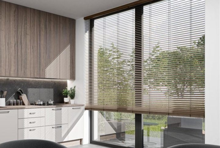żaluzja drewniana w salonie