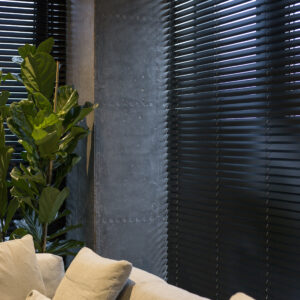 żaluzja drewniana czarna