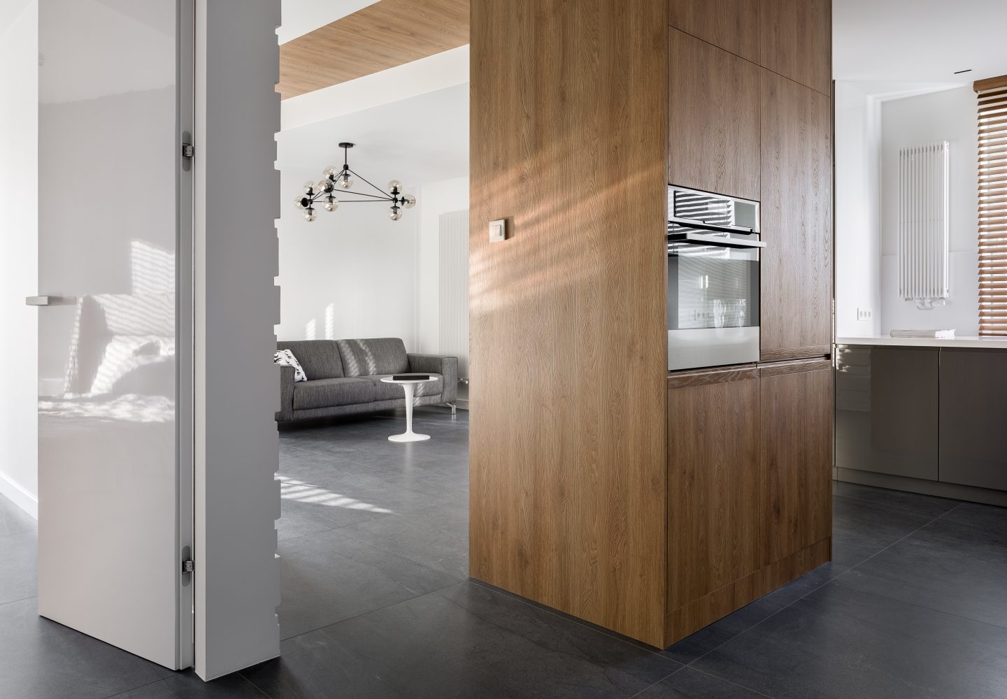 żaluzje drewniane w salonie