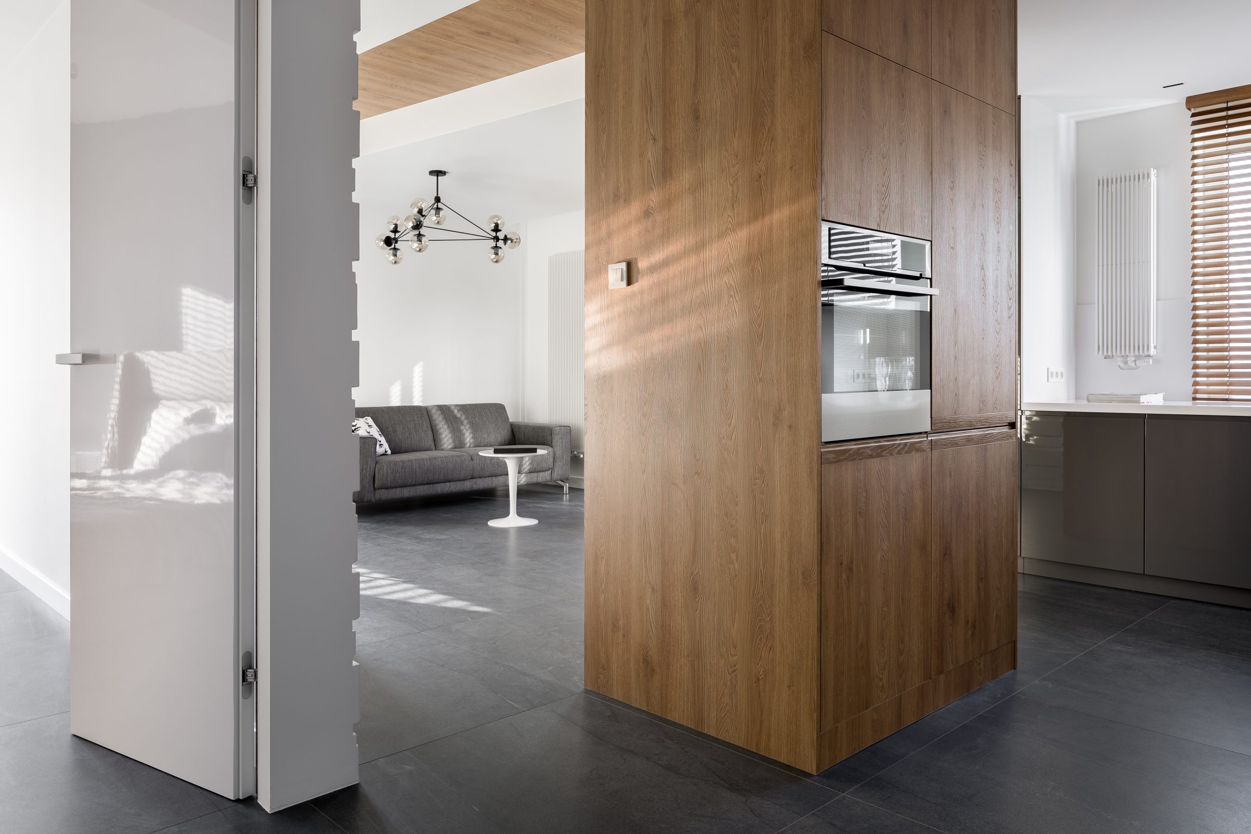 żaluzje drewniane w salonie