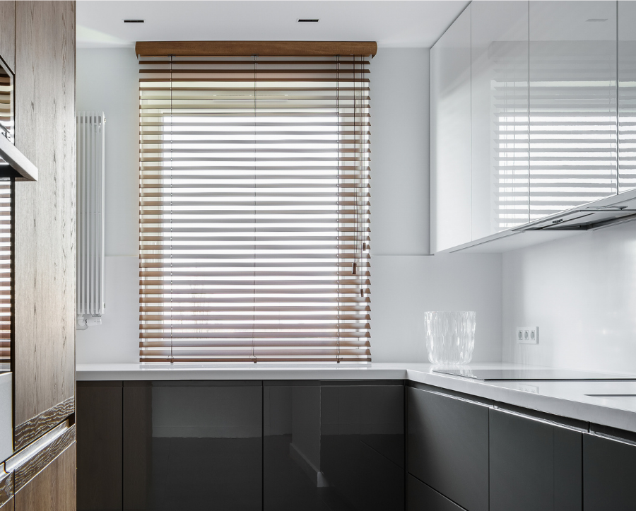 żaluzja drewniana w kuchni