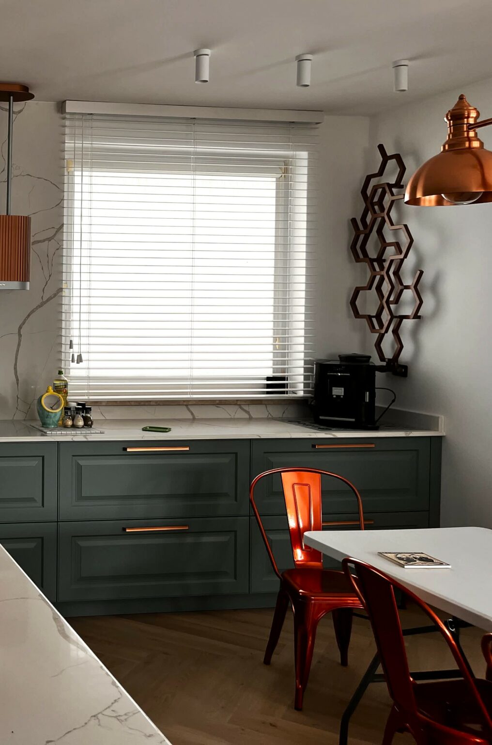 żaluzja drewniana biała w kuchni